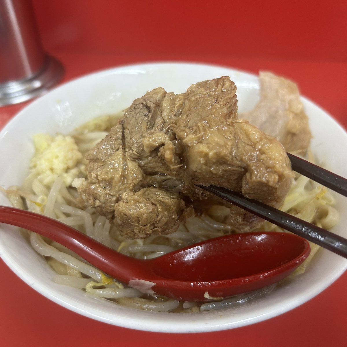 oka_deesu's tweet photo. ほんでほんでラーメン二郎史上過去イチ美味い豚を食べた。端豚やねんけど味染み強すぎずホロホロで尚且つ脂部分も程よくある絶品中の絶品。3枚目は齧りかけ。生卵ディップしても美味かった😋 https://t.co/WEMyKiAlnH