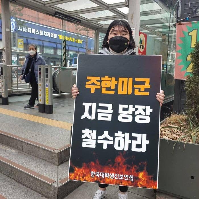 captinkang38's tweet photo. 무엇이 당신을 이렇게 만들었을까요? 

미군이 철수하면 당신삶이 나아집니까?

대한민국이 잘못했네요.
당신같은 사람들한테 괜히 자유를 줘서 
이 더러운 꼬라지를 보게 되네요.

님아? 
중국 가세요.
아니면 북한으로 가세요. https://t.co/ZnoGyAyTBG
