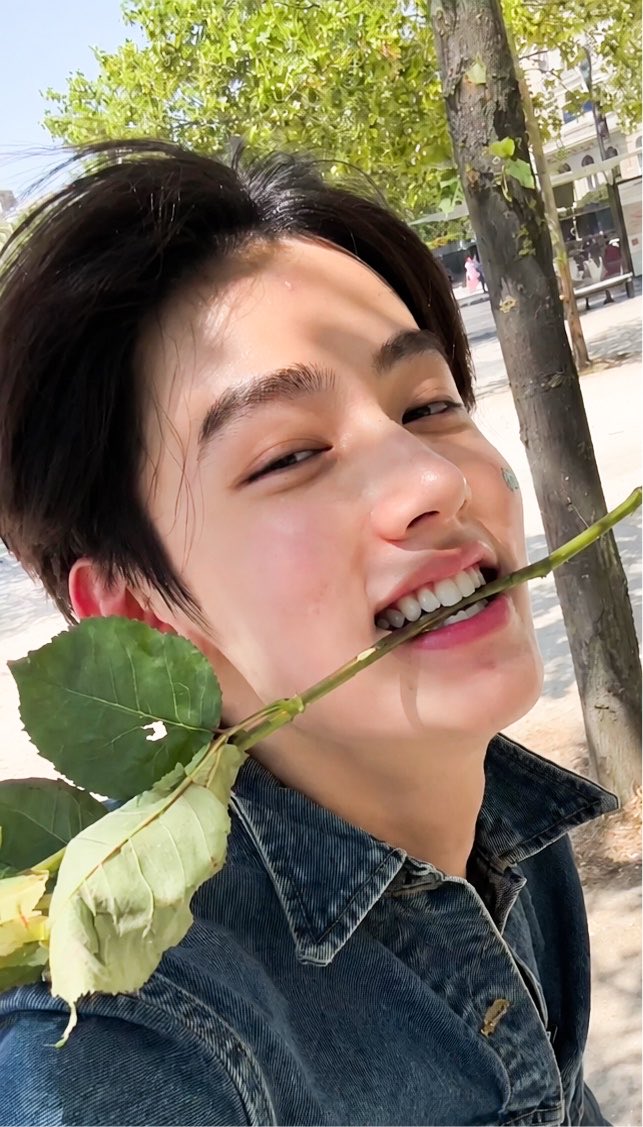 eomghello's tweet photo. kata apalagi selain cantik buat muji foto ini? kyk diatas cantik masih ada eom seonghyeon😭💕 https://t.co/uB4sCWwaYY