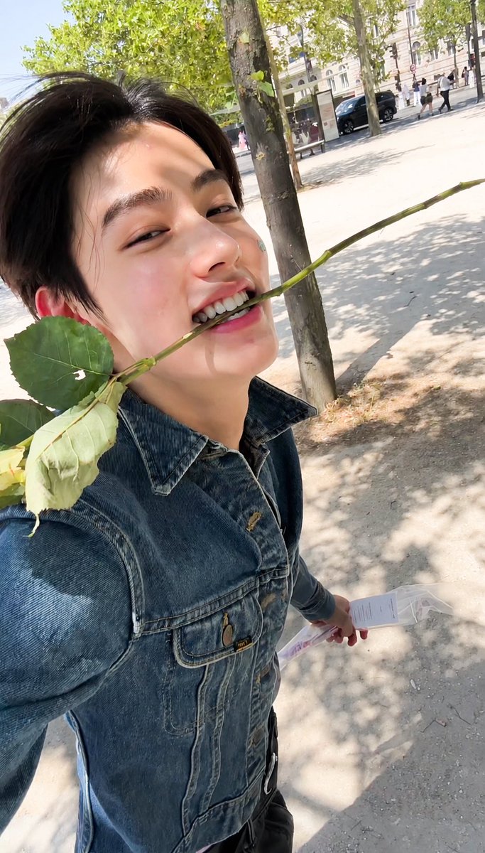 eomghello's tweet photo. kata apalagi selain cantik buat muji foto ini? kyk diatas cantik masih ada eom seonghyeon😭💕 https://t.co/uB4sCWwaYY