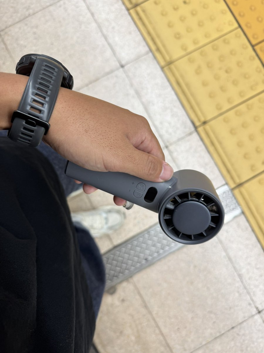 qurukuru's tweet photo. 近場だから軽装にしようと思ってハンディファンだけ持って出かけてる https://t.co/AoWZMH3L3h