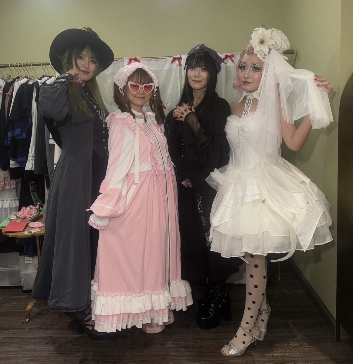 WTP_lolita's tweet photo. 本日は星箱Worksさま横浜店の来店イベントにお越しいただきありがとうございました💐✨

たくさんお話できてとっても嬉しかったです💗素敵な差し入れやファンアートもありがとうございます❣️

ロリータって本当に楽しい‼️‼️ https://t.co/0UBtBea3Gz