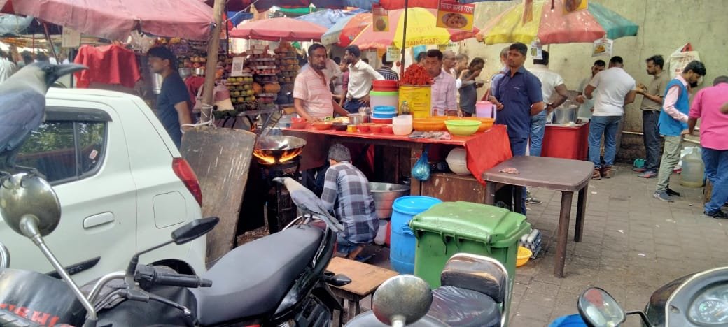 mumbaimatterz's tweet photo. #PedestrianFirst

or

#IllegalHawkers First

@mybmc @mybmcwardA

Nariman Point, Jamnalal Bajaj Marg, Vidhan Bhavan Marg, J Tata Marg, Mumbai-20

https://t.co/4LZmGXQODs