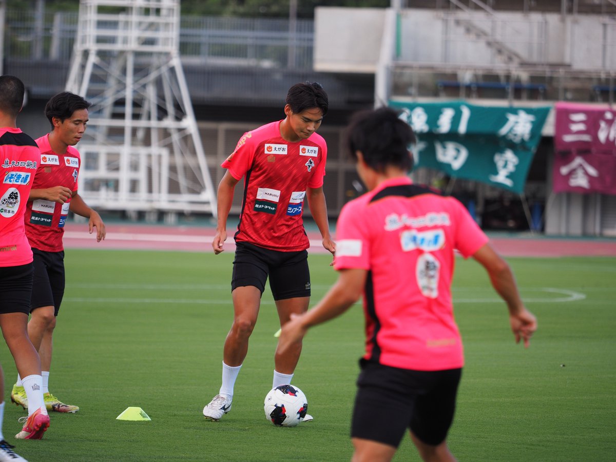 roassoofficial's tweet photo. 🏆明治安田J3リーグ 第1節
🆚SC相模原
🗓 8月8日（土） 18:00キックオフ
🏟相模原ギオンスタジアム

相模原サポーターの皆様がメッセージを掲げてくださいました。ありがとうございます。
熊本サポーターからもメッセージを🙌
皆様に感謝いたします。
アップ前にHIKARIを込めて、ピッチに向かいました。
熊本と共に🙌

まもなく18時キックオフです🔥

#ロアッソ熊本
#やりきれだしきれつかみとれ