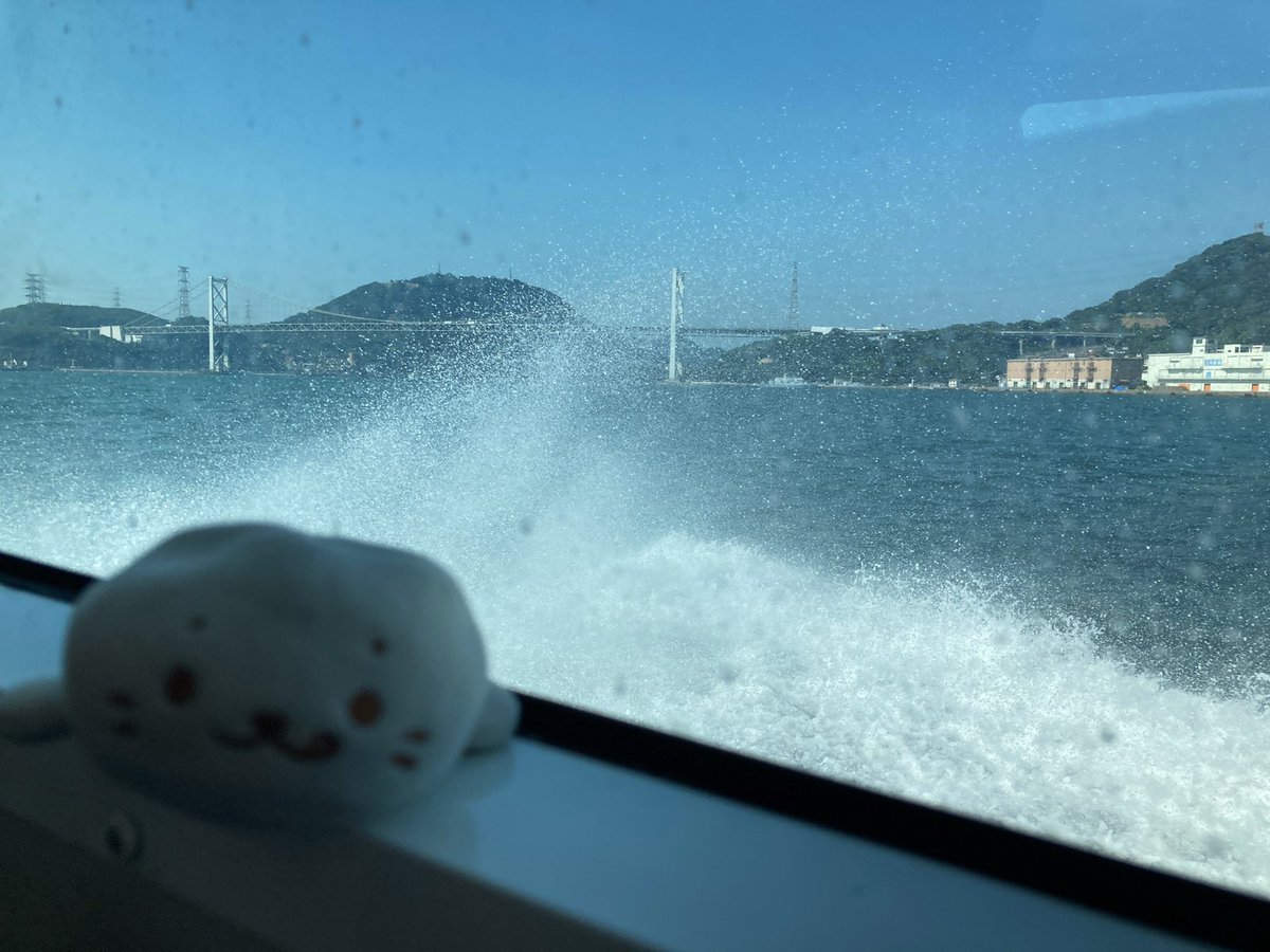 atelierfeuille's tweet photo. 門司港と関門海峡
「なんだコレ？」
幸せの黄色いバナナポストだって
バナナのたたき売り発祥の地なんだそうです🍌
「渡し船でやまぐちけんにも行ったキュ！」
30分ぐらいだけね…

#しろたん #門司港 #旅の思い出 #しろ旅 https://t.co/nPch1ILEJt
