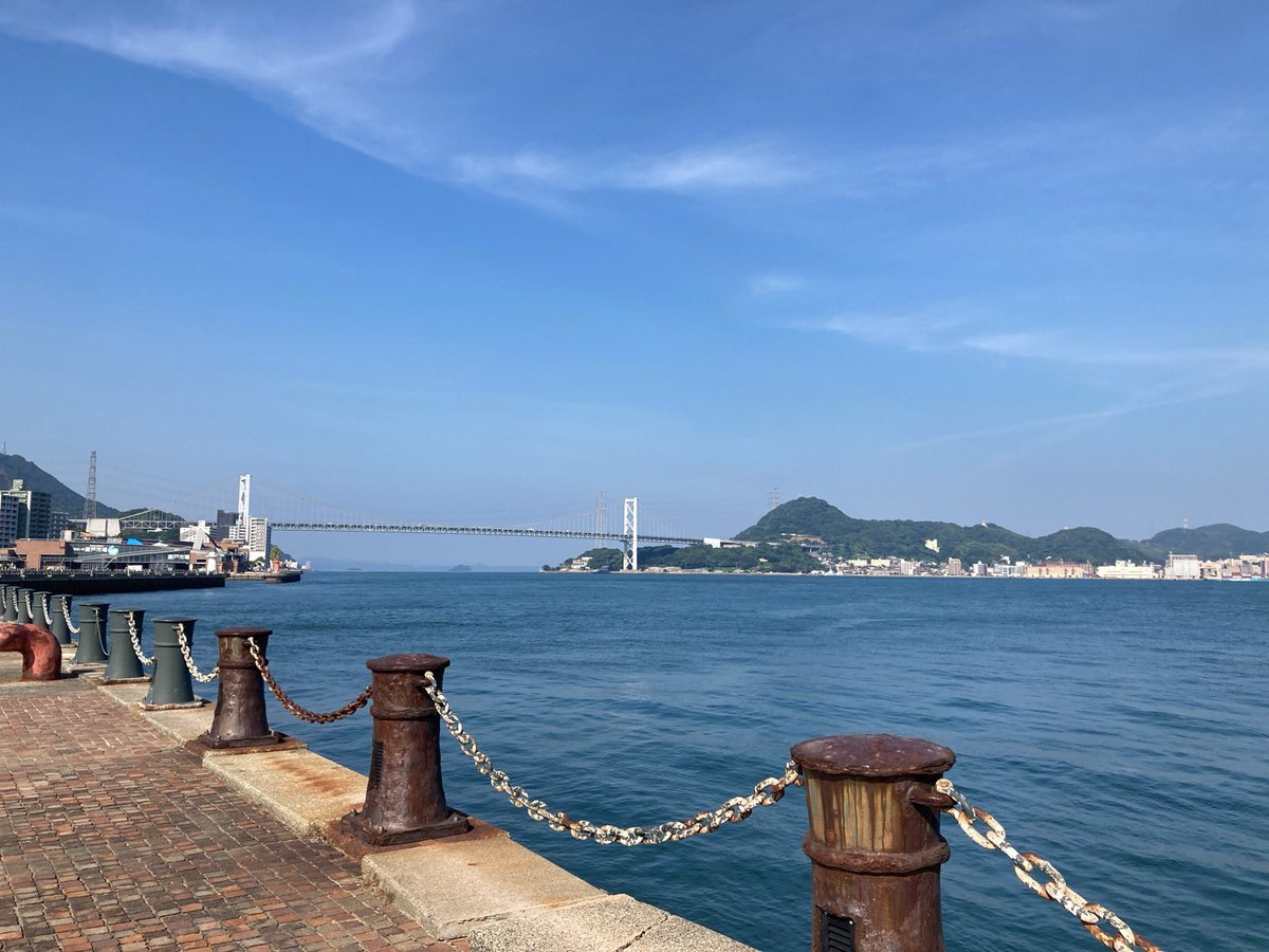 atelierfeuille's tweet photo. 門司港と関門海峡
「なんだコレ？」
幸せの黄色いバナナポストだって
バナナのたたき売り発祥の地なんだそうです🍌
「渡し船でやまぐちけんにも行ったキュ！」
30分ぐらいだけね…

#しろたん #門司港 #旅の思い出 #しろ旅 https://t.co/nPch1ILEJt