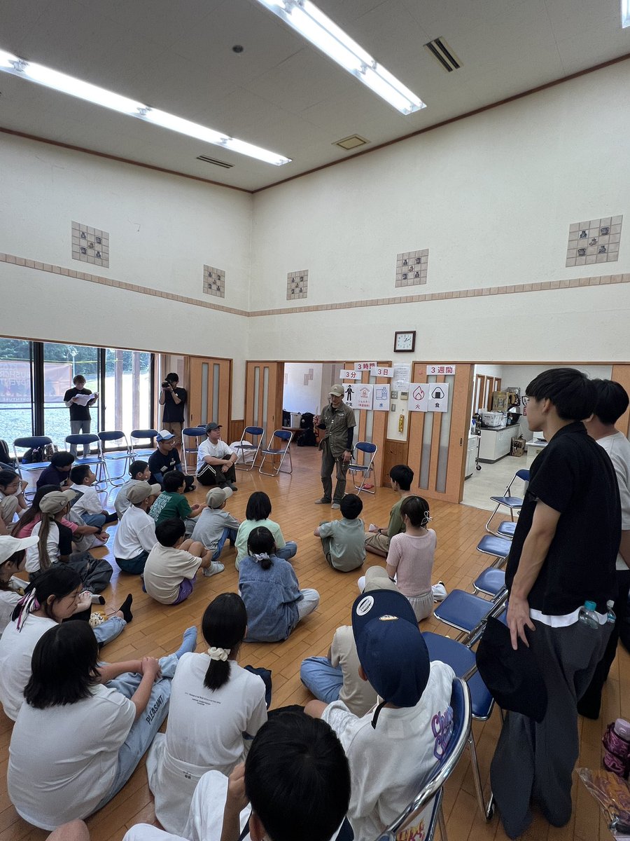 Kids_Bushcraft's tweet photo. ナイフの安全な使い方を学ぶナイフセーフティーを、寸劇を交えて、俳優でもある橋本インストラクターが指導中。 https://t.co/7eAxzJpTlC