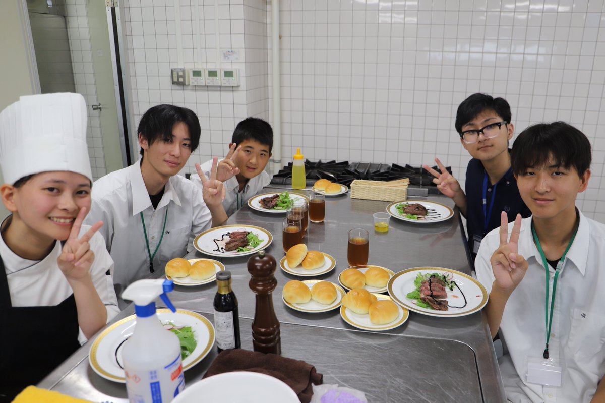 nishicho_MG's tweet photo. 本日のオープンキャンパスは1日で調理と製菓が体験できる「W体験スペシャルデイ」です✨
午前は調理体験🍴「牛肉のタリアータ」に挑戦しました🧑‍🍳
牛肉を焼いて、スライスして、盛り付けて、おしゃれな一皿が仕上がりました👍
午後は製菓体験です💡
＃西日本調理製菓専門学校　＃調理士　＃パティシエ https://t.co/tkPIioCh0G