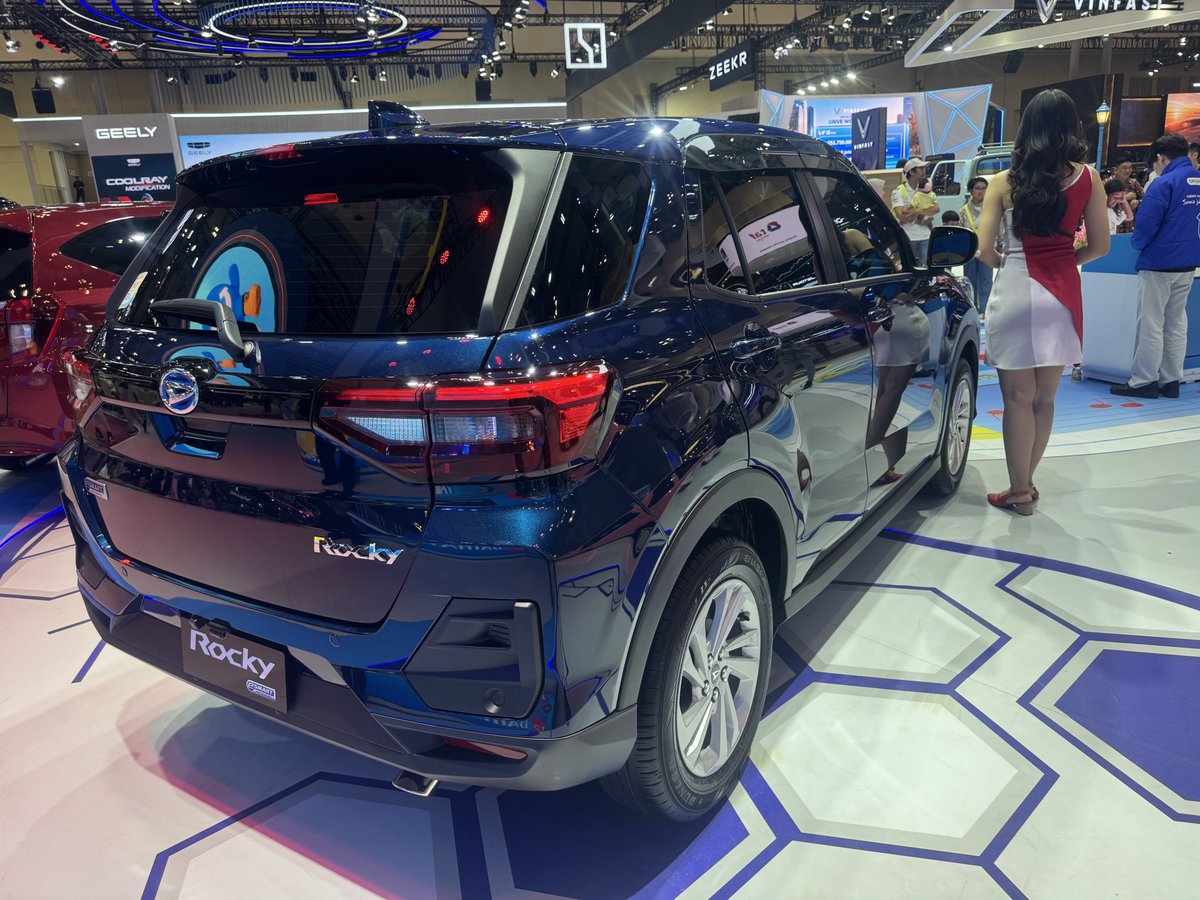 Mandadea47's tweet photo. Yg bikin penasaran,Daihatsu Rocky Hybrid pake teknologi Strong Series Hybrid. Rodanya digerakkan motor listrik,mesin bensinnya berfungsi sbg generator. #DaihatsuRockyHybrid #SemuaJadiMudah #DaihatsuSahabatku https://t.co/F0Wi9K4JMw