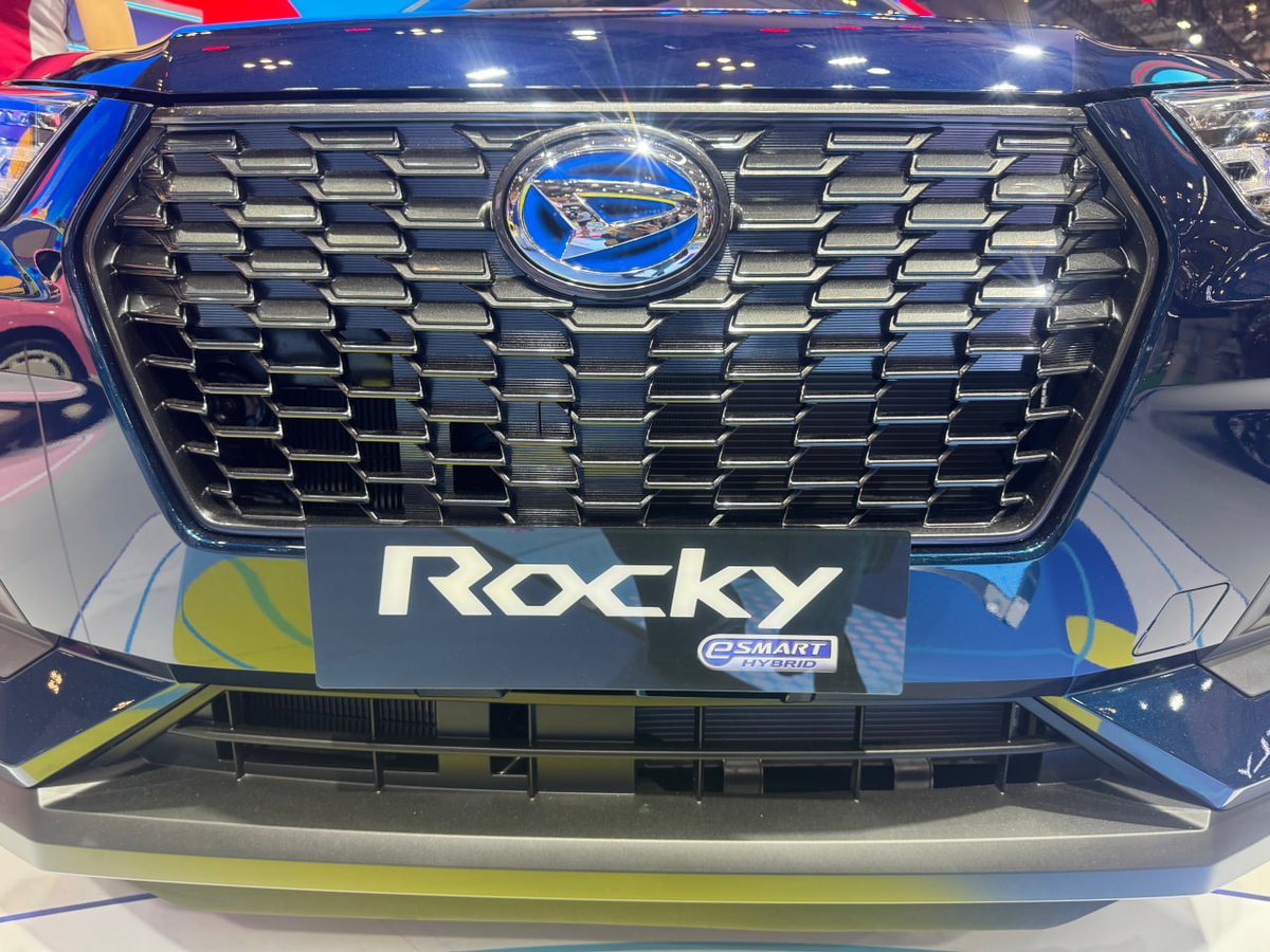 april_hamsa's tweet photo. Untuk pemakaian normal, @daihatsuind Daihatsu Rocky Hybrid ini konsumsi BBM-nya berada di kisaran 28 km/ liter. Trus, mobil ini pakai Teknologi Strong Series Hybrid dengan roda digerakkan sepenuhnya oleh motor listrik.
#DaihatsuRockyHybrid
#SemuaJadiMudah
#DaihatsuSahabatku https://t.co/JBvaXR39Lt