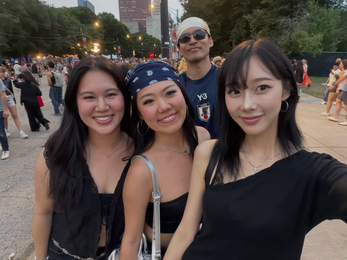winteraphy's tweet photo. Giselle with her friends at Lollapalooza https://t.co/y2qnnKZ52h