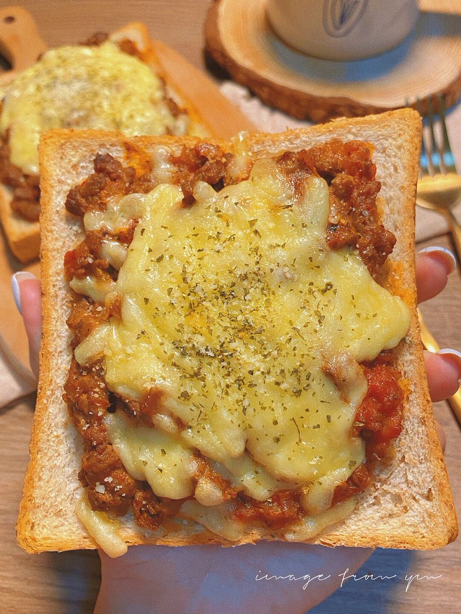 MulaKiid's tweet photo. Just whipped up cozy garlic butter toast with melted brie and a sprinkle of fresh parsley  Perfect 10-minute snack for rainy afternoons!， https://t.co/f7OX6VIYTx
