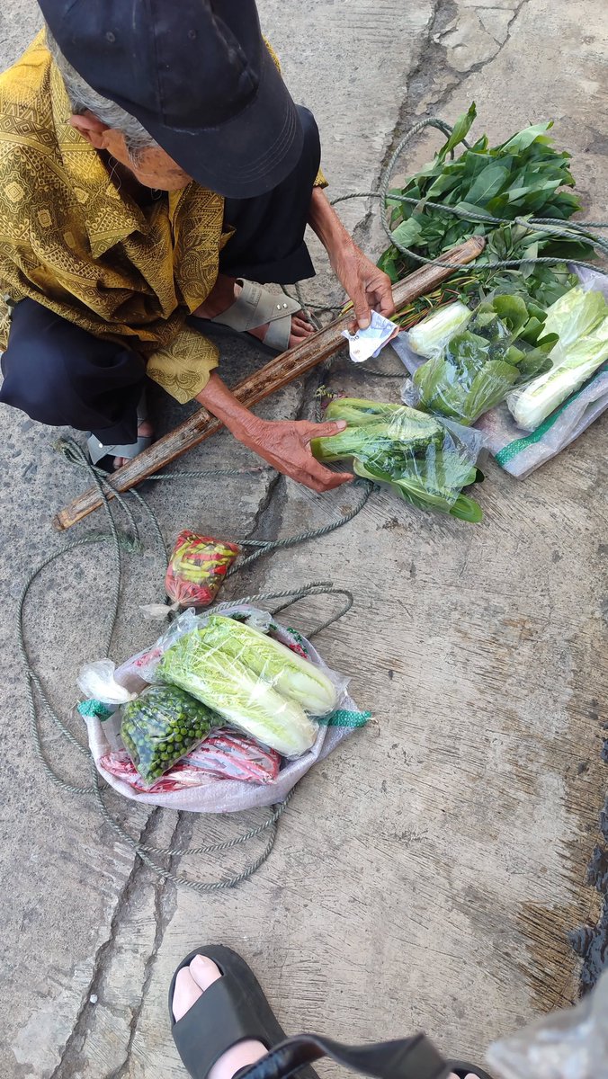 mymerizal's tweet photo. Aku sering merhatiin Abah ini dijalan arah pulang dari sekolah anak di daerah Cimenyan.
Beliau ngingetin aku, bahwa jaman aku SD dulu bapakku juga suka keliling jualan sayur pake alat tanggungan kayak gini. 
Tdi pagi sengaja aku tunggu beliau lewat. Beberapa kali ku lihat dagangan Abah itu gak banyak, entah krn keterbatasan modal atau keterbatasan fisik Abah saat ini.
Barangkali warga ada yg suka lihat, yuk kita larisin ya 
Semoga tiap pagi selalu dimudahkan rizkinya aamin❤️🤲👍

Sc: th kartiwi.wiwi