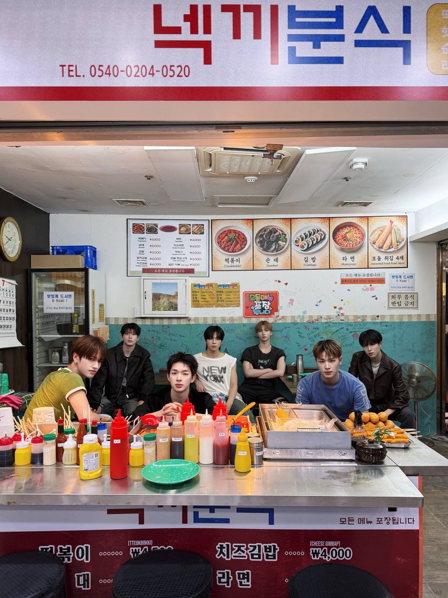 nexzpopbase's tweet photo. NEXZ JYP’s boygroup are teasing a collaboration between a famous burger shop in LA, Mels Drive-in, as part of promotion for their upcoming korean comeback “ SAUCIN’ “. https://t.co/s1t6e9aOov