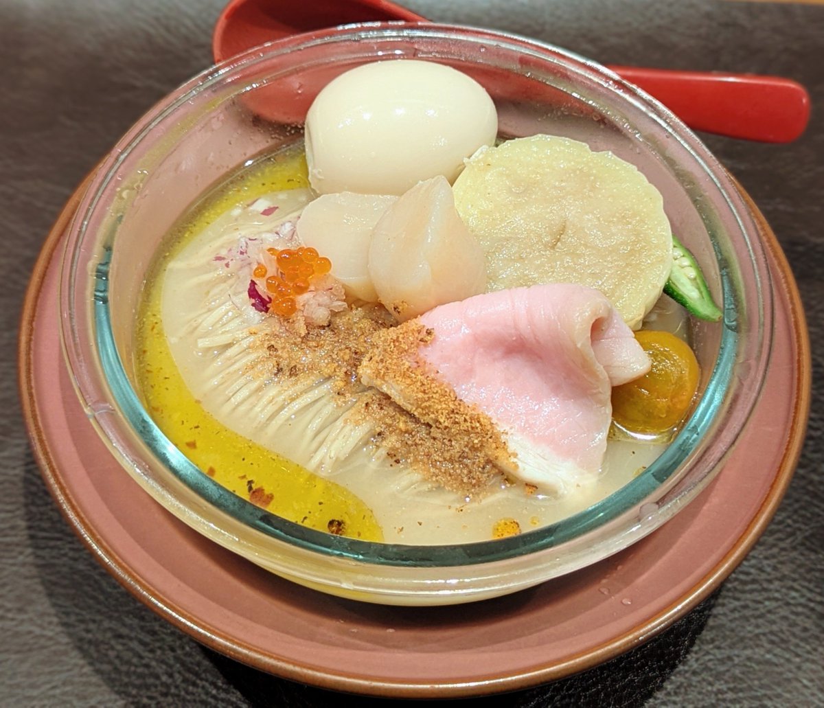 Whiskey_men's tweet photo. 麺処青野@埼玉県寄居町

▲帆立と夏野菜とカラスミ冷やし麺
美味そうな冷やしを食べに青野さんへ🫡
…スープうま〜🤤
貝出汁に炙ったカラスミが香ばしさ、塩っけ、コクを上乗せ😍
バッツンな麺を啜りつつ、大きい帆立を食べたり、夏野菜達を食べたら完食🍜✨
ご馳走様でした

行きは1人なのに帰りは3人🤣笑