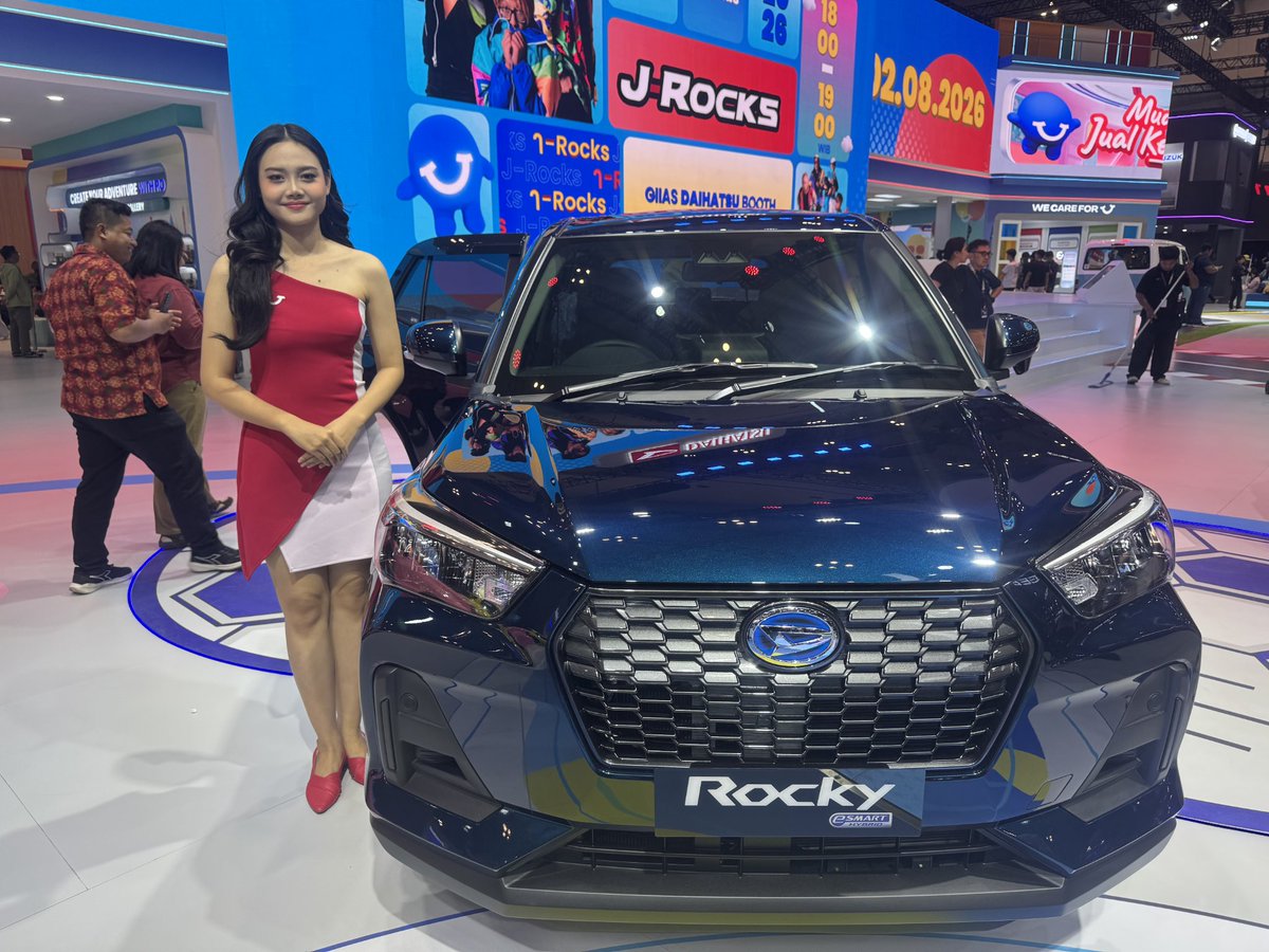 teknozdotid's tweet photo. Menurutku teknologi yang bagus itu bukan yang paling rumit.

Justru yang bikin pengguna lupa kalau mereka lagi pakai teknologi. 😄

Itu kenapa konsep Daihatsu Rocky Hybrid menarik buat diikuti.

@DaihatsuInd
#DaihatsuRockyHybrid #SemuaJadiMudah #DaihatsuSahabatku https://t.co/wIN1lslC5d