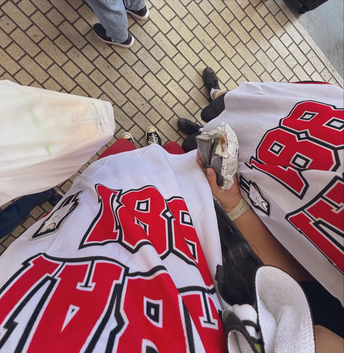 doremipop327's tweet photo. 本日、令和8年8月8日のヤバの日(@yabaT_official )に顧客の彼と入籍しました💍、#マジタンツアー 広島の整番が奇跡的に188番で逆から読んだら881になるのでハッピー浮かれぽんちで向かいます🚅🎽🎶婚姻❗️婚姻❗️て区役所の行き帰り言ってたのでライブでハウ前ソ2年以内に別れないver.お願いします🥹🦖🦕 https://t.co/WX0V1LQqMH
