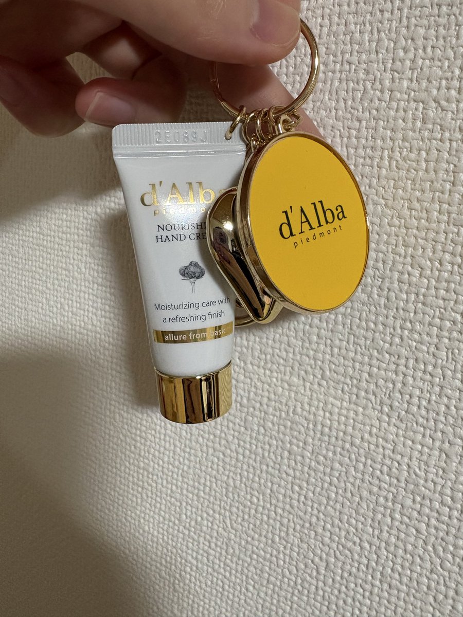 donut_salmon's tweet photo. 2本買ったけどほんとに3本目も！？
キーホルダーもめっちゃ可愛いしこれ実際にハンドクリームとして使えるみたい！！
やばいよー！豪華すぎる
@dAlba_japan もー大好きです💕
青のミストはリピして赤は初めてなの！
楽しみ！ https://t.co/0JWZLqb025