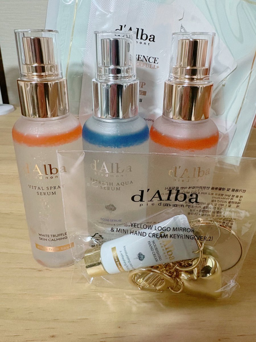 donut_salmon's tweet photo. 2本買ったけどほんとに3本目も！？
キーホルダーもめっちゃ可愛いしこれ実際にハンドクリームとして使えるみたい！！
やばいよー！豪華すぎる
@dAlba_japan もー大好きです💕
青のミストはリピして赤は初めてなの！
楽しみ！ https://t.co/0JWZLqb025