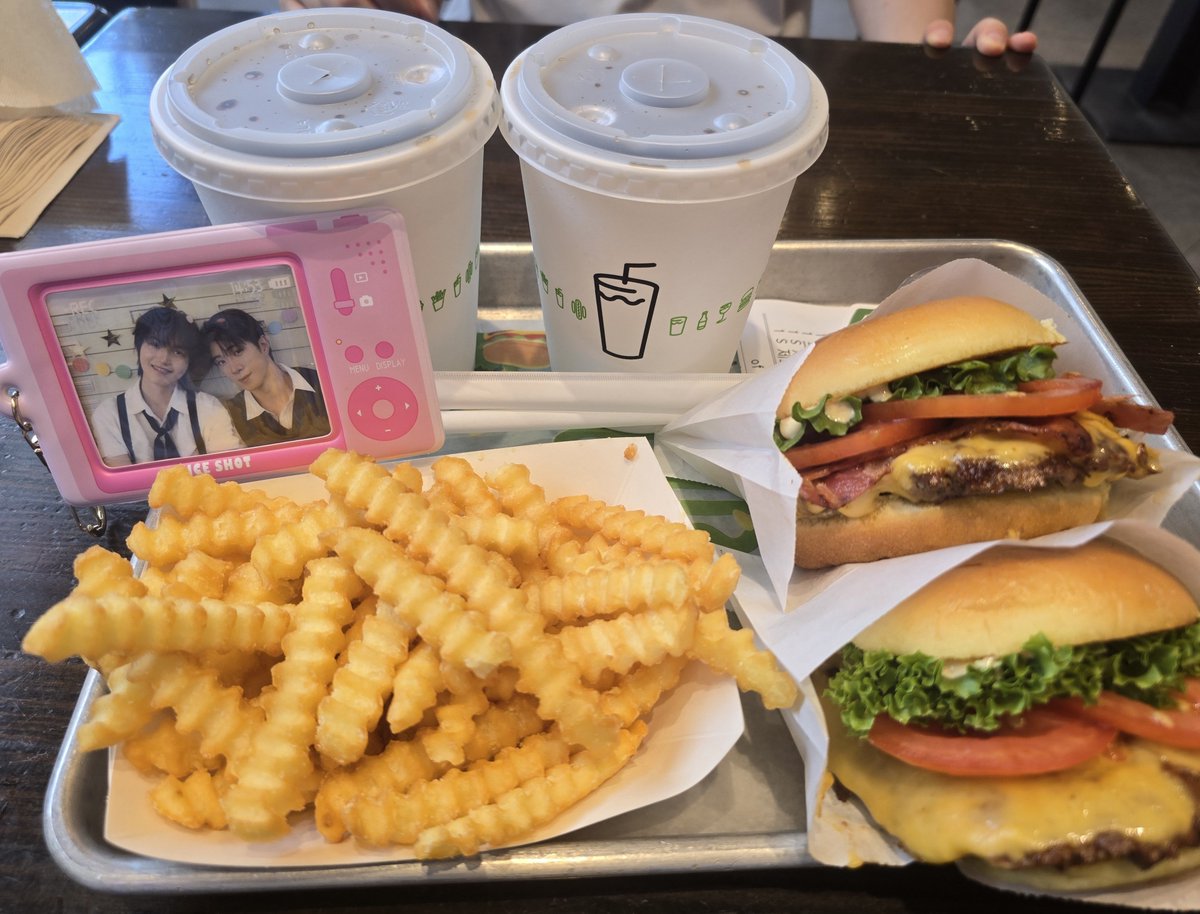 ONF_UK's tweet photo. Me: "Wait!! Let me take a picture"

Husband: "Ugh why can't I just eat my food. Who are you actually married to?"

나: “잠깐!! 사진 좀 찍게!”

남편: “아~ 그냥 밥 좀 먹으면 안 돼? 너 나랑 결혼한 거야, 아니면 온앤오프랑 결혼한 거야?”

#ONF #온앤오프 https://t.co/MthOJNbOsK