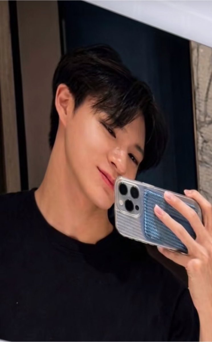 kyoongjn's tweet photo. GANTENG BANGET JENO😭 https://t.co/gZagpXSEr9