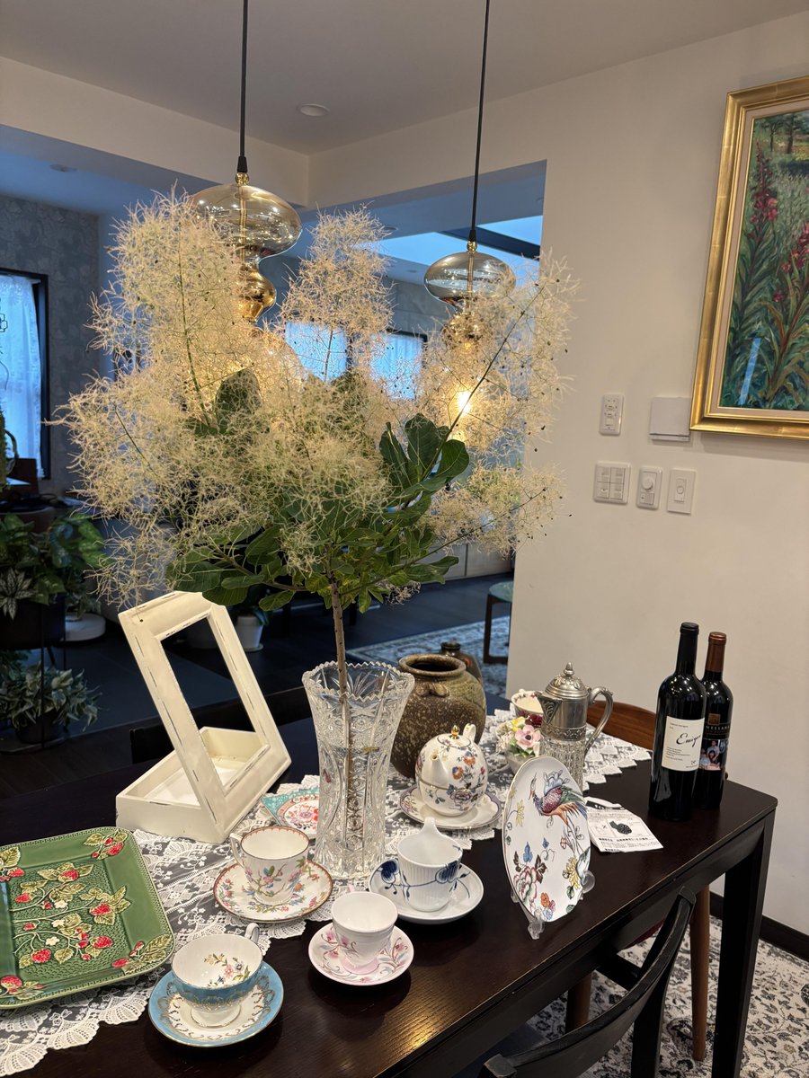 kaitypatch's tweet photo. I spent the afternoon tidying up the house and bought some pretty flowers. https://t.co/XWeAhN5HAE