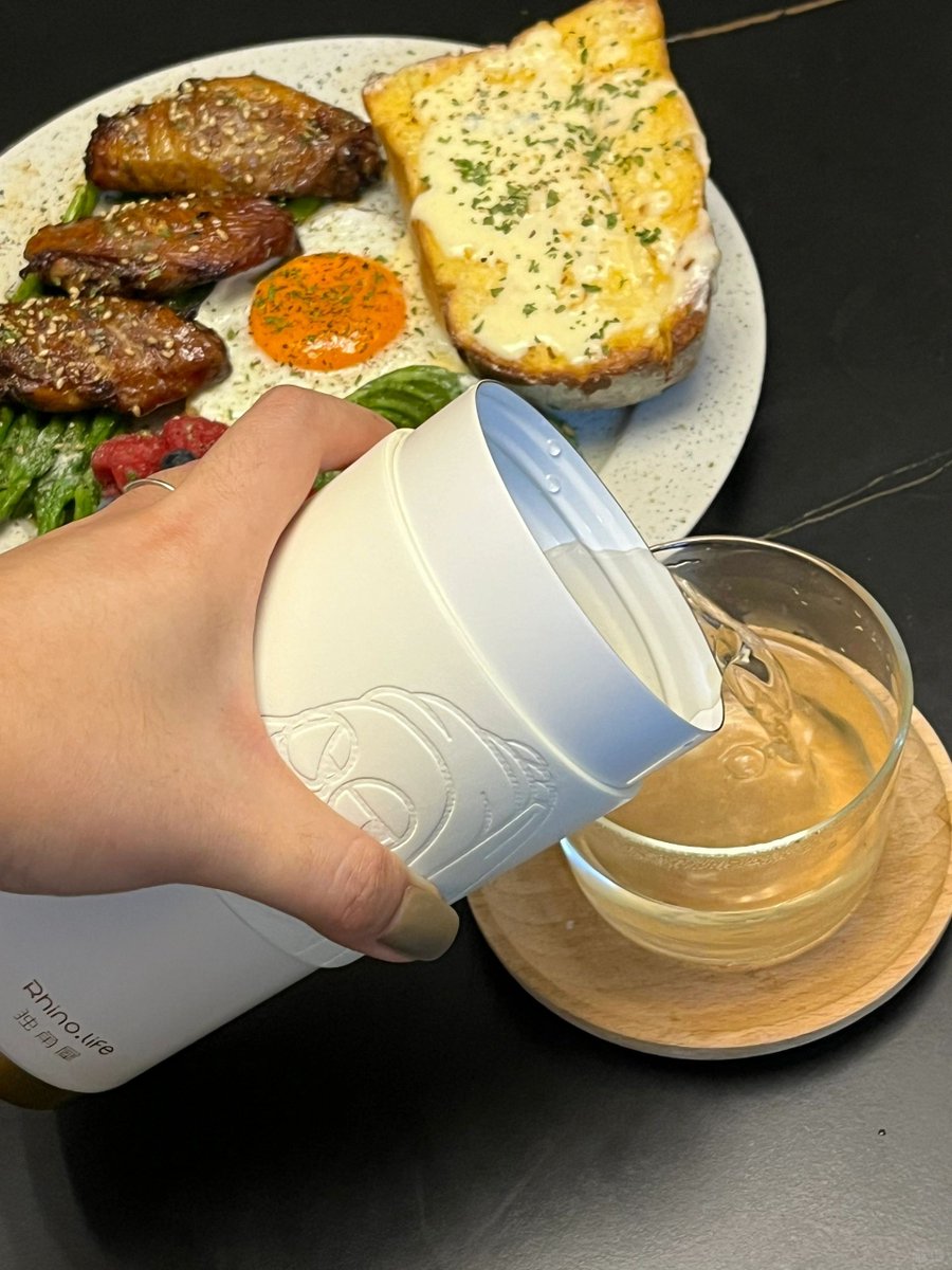felidae7's tweet photo. Just whipped up garlic butter mushroom toast for lazy weekend brunch  Crispy sourdough with melted creamy butter, fresh garlic and juicy sautéed mushrooms—10 mins of pure comfort!， https://t.co/jDct2VSU3M