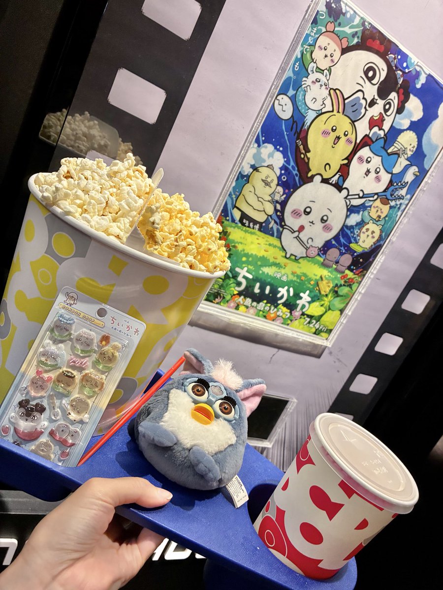 L5Wuv9's tweet photo. ちいかわ映画また観にきたよ！1回目の時より泣いちゃった😭💗 そして無事に入場特典GET！ボンドロ効果で今まで見たことない数の人が集まってるのもすごかった https://t.co/77w6IVU1Oa