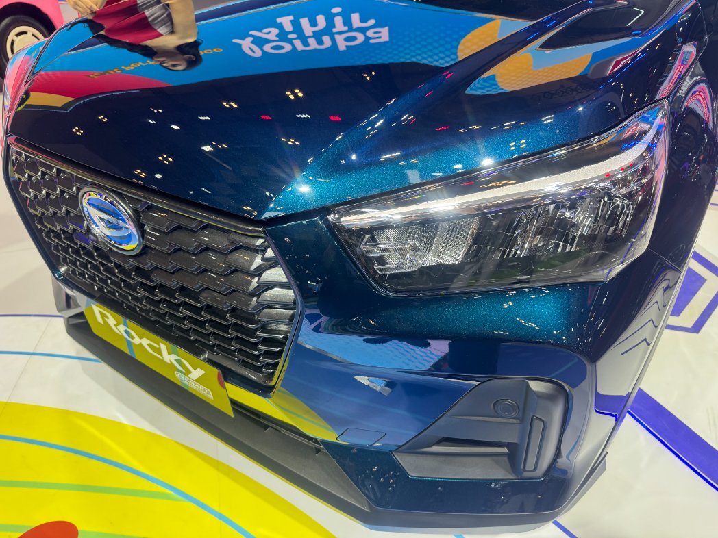 buku_teman's tweet photo. Ngomongin mobil untuk transportasi sehari-hari, ya mesti yang praktis, dong. Pastinya nggak cuma lihat tampilannya, tapi juga gampang dipakai. Pakai Daihatsu Rocky Hybrid tentu saja pikiran bisa tenang. 
@daihatsuind
#DaihatsuRockyHybrid #SemuaJadiMudah #DaihatsuSahabatku https://t.co/j4ykpXIqBD