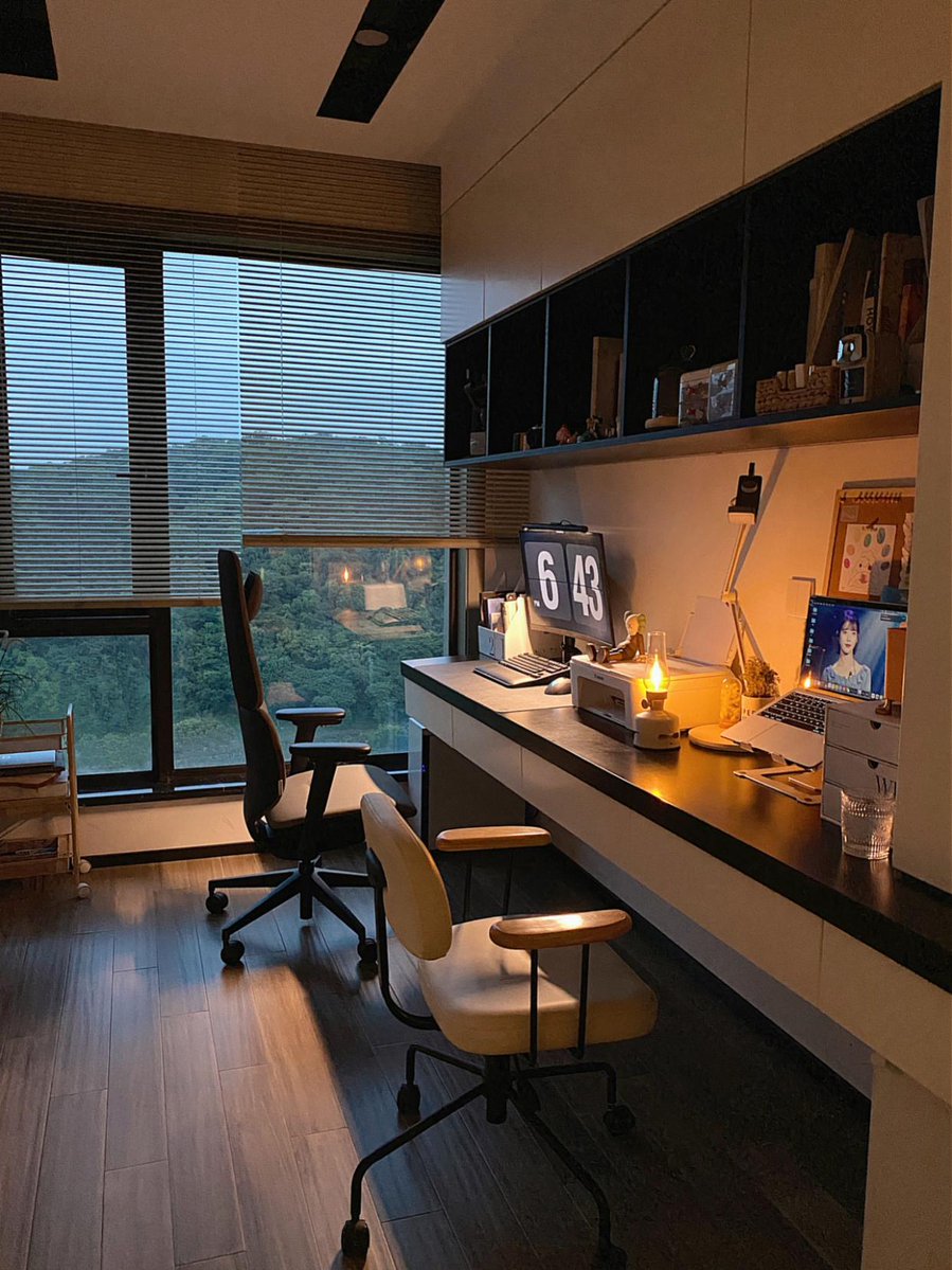 FioGuidofio's tweet photo. Chilling to a mellow lo-fi playlist while the rain taps the window—music’s the ultimate cozy vibe booster. https://t.co/OKyisHo88G