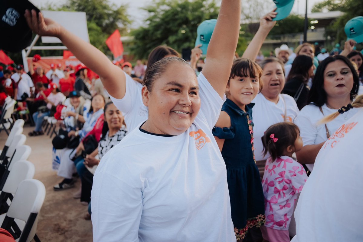 tonoastiazaran's tweet photo. ¡Qué energía y gran entusiasmo se sintió esta tarde en Nogales! 🙌🏼

Nos reunimos con ciudadanas y ciudadanos del municipio, invitados por la asociación Sonora Con Todo, para escuchar, compartir ideas y hablar de frente sobre los retos que viven todos los días.

Cuando hay participación, organización y ganas de cambio, ¡no hay quien nos detenga! 💪🏼

¡Gracias, Nogales, por recibirnos con todo!