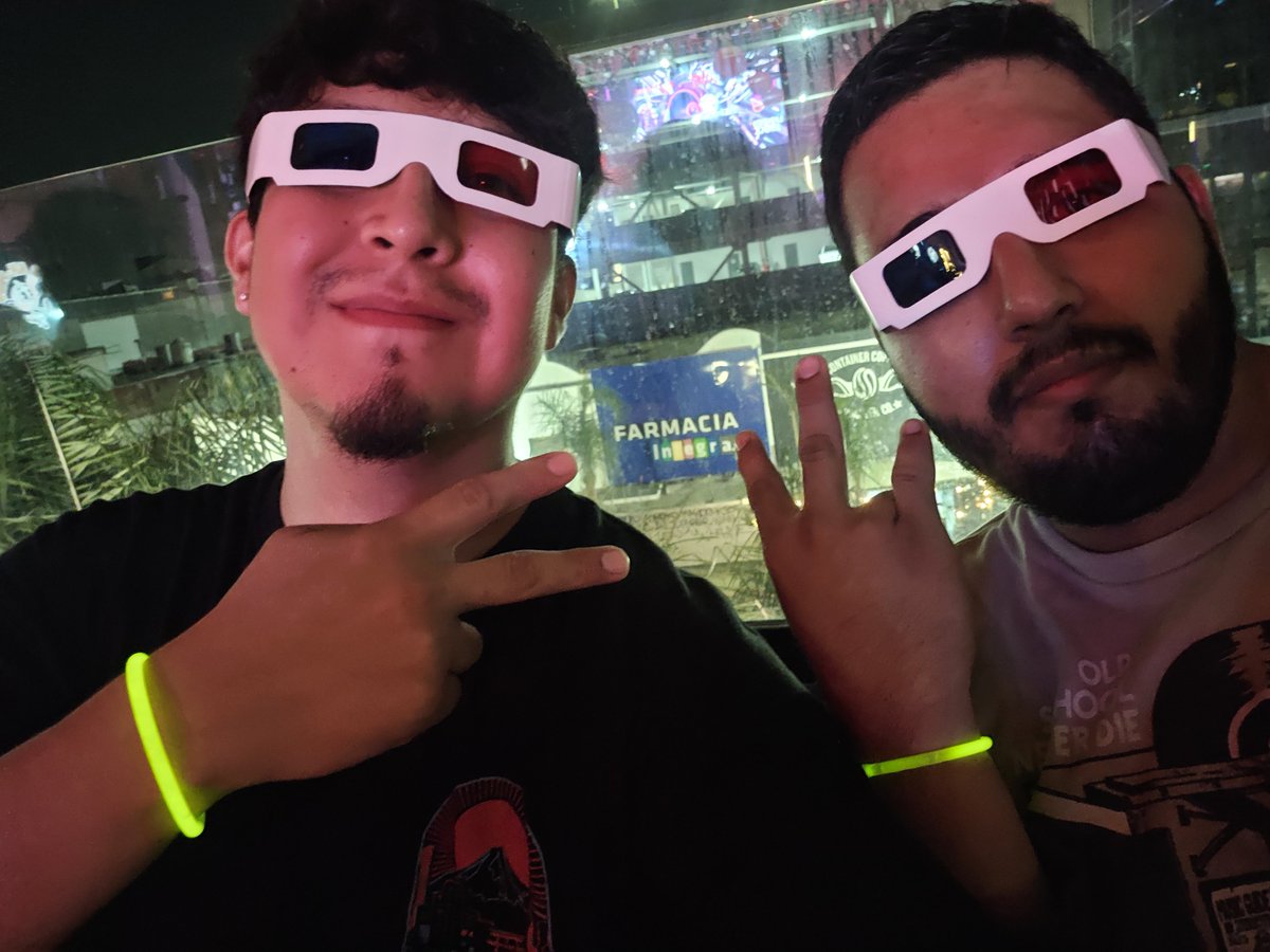 HecLance's tweet photo. Con mi hermano  @chuleta199  antes de que empiece Daft Punk https://t.co/DjJbYKlFPv