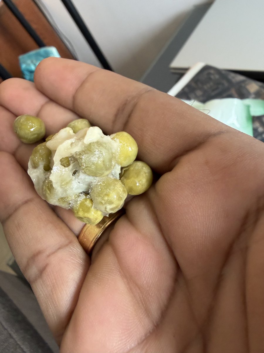 varun_harikumar's tweet photo. Received itc frozen peas from instamart. We opened the pack few days after delivery since its a packaged good. Instead of bright green peas, we got dark yellowish peas that smelled foul. On asking instamart, their reply is that we didnt reach them in 24/48hrs. Is this right way?? https://t.co/3jH764UD6y