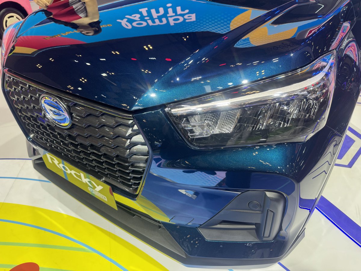 sharfinaaa's tweet photo. Pakai mobil listrik zaman sekarang? 
❌Antre berjam-jam
✅Cukup isi bensin, baterai otomatis terisi! Untung sekarang ada SUV Daihatsu Rocky Hybrid @DaihatsuInd  dengan teknologi e-SMART Hybrid yang emang sepraktis itu! #DaihatsuRockyHybrid #SemuaJadiMudah #DaihatsuSahabatku https://t.co/2WqZIw0B1v