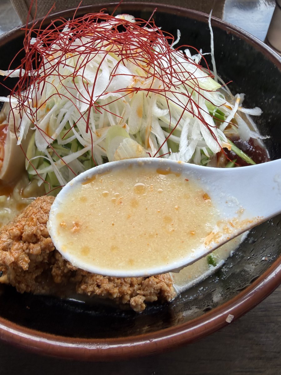 Ep3rgQlFCookkKQ's tweet photo. 上越市　食堂ミサさん

冷やし味噌ラーメン1200円
念願の冷やし食べました

ネギ千切りきゅうり🥒スライス玉ねぎ🧅メンマ具沢山
ひき肉味噌まぜまぜ美味しかった😋 https://t.co/YS1PB9mkdd