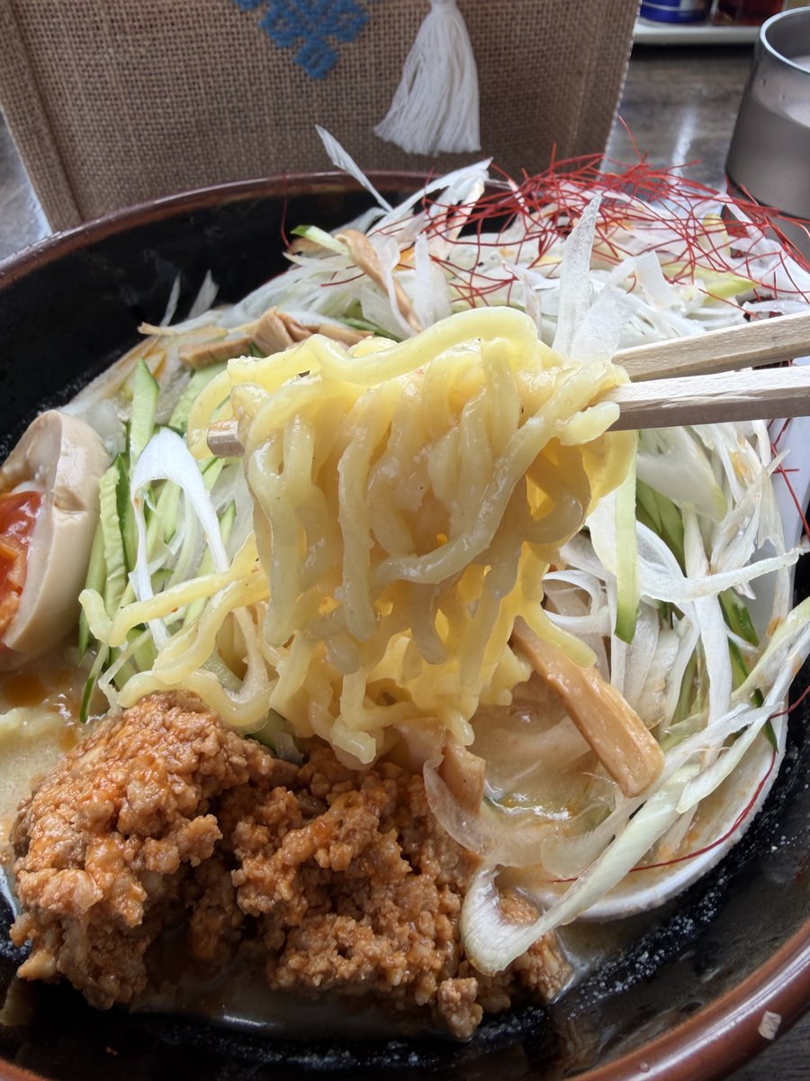 Ep3rgQlFCookkKQ's tweet photo. 上越市　食堂ミサさん

冷やし味噌ラーメン1200円
念願の冷やし食べました

ネギ千切りきゅうり🥒スライス玉ねぎ🧅メンマ具沢山
ひき肉味噌まぜまぜ美味しかった😋 https://t.co/YS1PB9mkdd