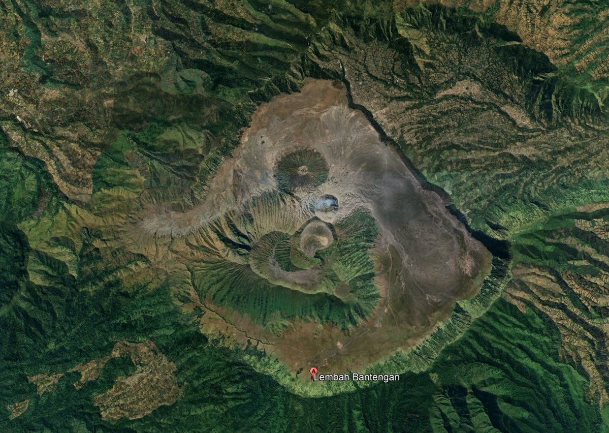 totosgharto's tweet photo. Kebakaran di Bromo ini kerap terjadi karena faktor cuaca, tipe vegatasi (savana) dan ulah manusia.  

Savana kering, cuaca panas, angin kencang adalah faktor alam paling mudah dituding.  Tapi, faktor utamanya selalu manusia.  

Kebakaran kali ini berada di atas perbukitan kawasan Blok Bantengan-Jantur.  Manusia memulai titik api dan cuaca membuat api itu membesar.  Dikabarkan luas kebakaran sudah mencapai 120 Hektar.  120 kali luas lapangan bola!