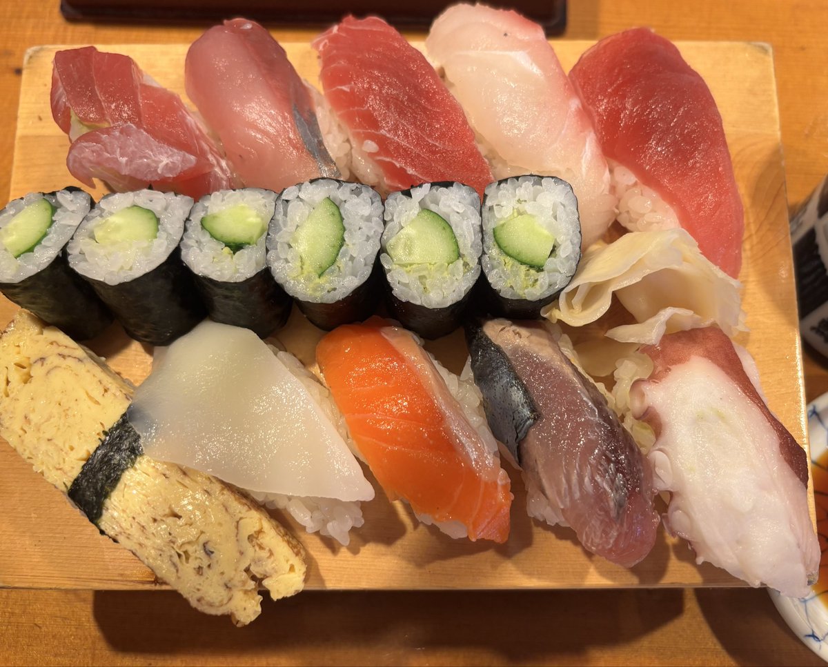 T8Burton's tweet photo. 寿し真さん　@高崎
店前の長蛇の行列に並び
人気の特盛寿司ランチ 🍣を
厳選握り10貫＋ｶｯﾊﾟ巻き1本.しじみの味噌汁で税込990円✨コスパ最強です💯 💯
回らない寿司を満喫🎶#寿司 https://t.co/MldHRqlp8r