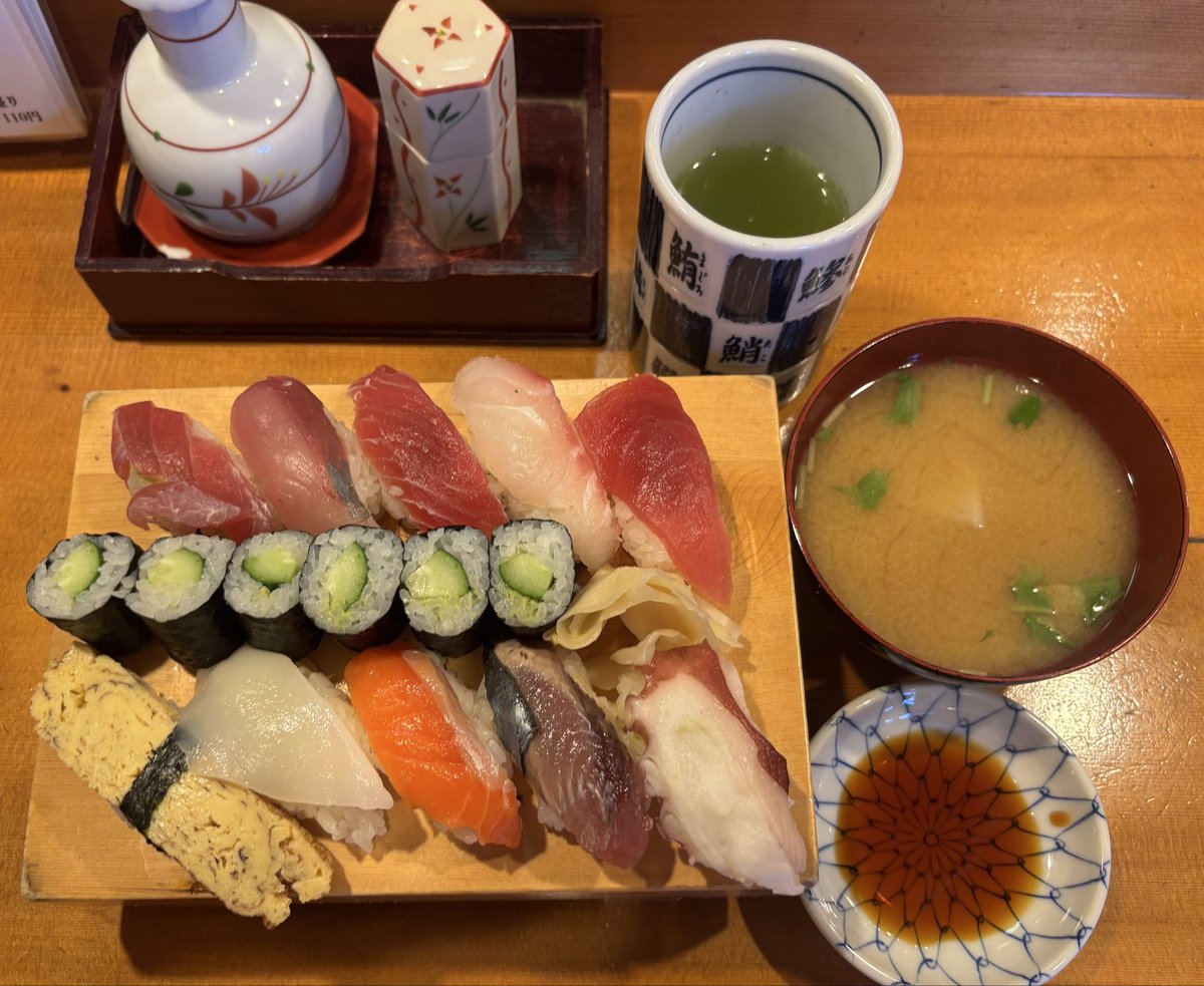 T8Burton's tweet photo. 寿し真さん　@高崎
店前の長蛇の行列に並び
人気の特盛寿司ランチ 🍣を
厳選握り10貫＋ｶｯﾊﾟ巻き1本.しじみの味噌汁で税込990円✨コスパ最強です💯 💯
回らない寿司を満喫🎶#寿司 https://t.co/MldHRqlp8r