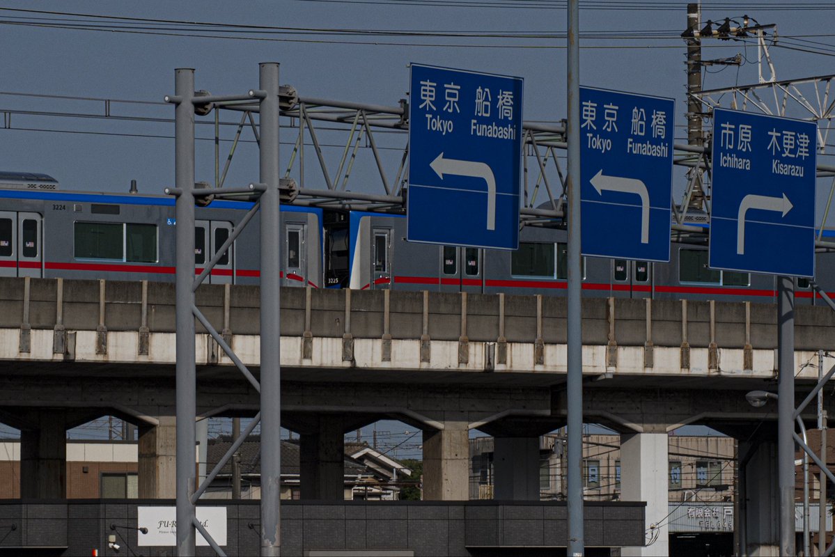 1kawa_train's tweet photo. 2026/7/31(金)
9975レ 新鶴見信→蘇我
京成3200形甲種鉄道車両輸送
EF210-111号機[新]+ヨ8450+3200形3224編成+3228編成 https://t.co/vOw48eXCgR