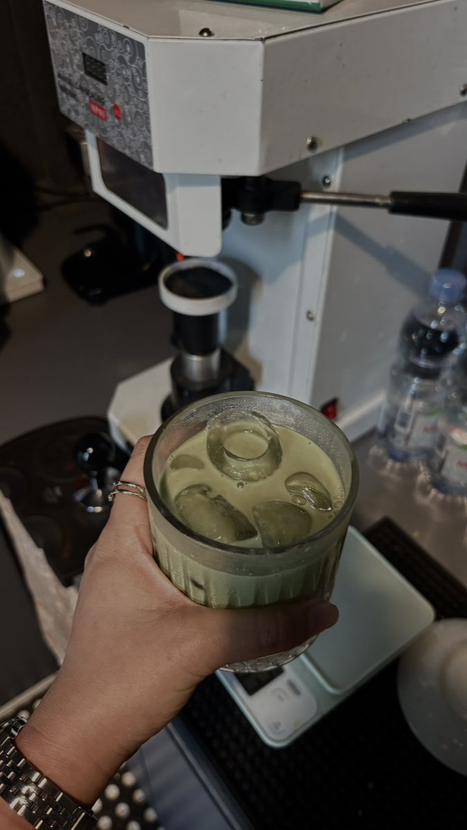 Cinnamon_pow's tweet photo. Pure matcha emang selalu enak 🤤 https://t.co/BENHGdL190