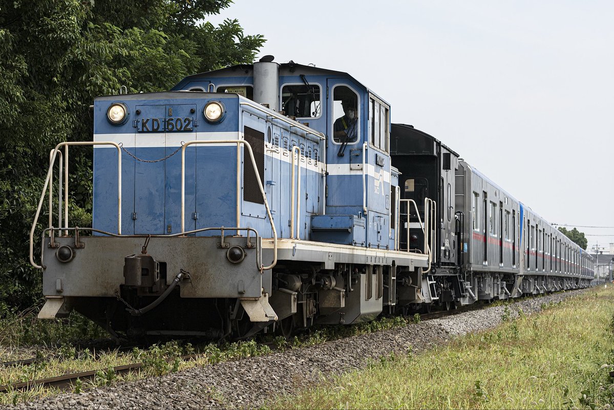 1kawa_train's tweet photo. 2026/8/1(土)
9101レ 千葉貨物→京葉市原(富士電機)
京成3200形京葉臨海鉄道線内甲種鉄道車両輸送
KD60 2号機+ヨ8450+3200形3224編成+3228編成 https://t.co/GAfLarUi1w