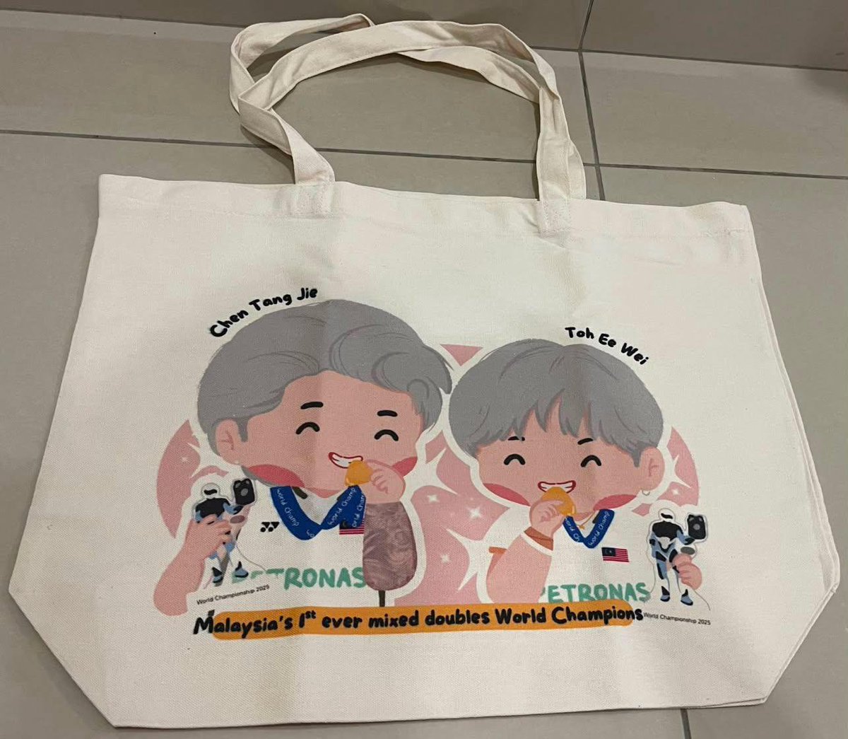 PYW050122's tweet photo. 🚨 TODAY IS THE LAST DAY!!! 🚨

Haven’t placed your order yet? Hurry up and order now!!! 🛍️❤️

Otherwise, the next batch will only be available in September! 😭
Don’t miss out! 🙌🏻

#LeeZiiJia #ChenToh #ChiaSoh #PearlThin #FeiDin #Keychain #ToteBag #Griptok #Merch #BadmintonPlayer https://t.co/JFY2JvAYyh