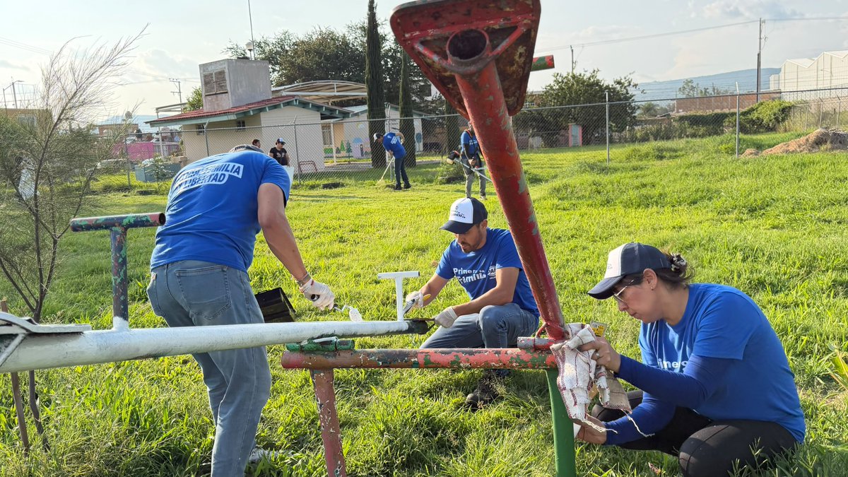 PAN_Jalisco's tweet photo. #ComunidadEnAcción es un programa del Comité Directivo Estatal del PAN Jalisco que promueve la participación ciudadana para mejorar y dignificar los espacios públicos.

Hoy arrancamos este proyecto en conjunto con los integrantes del CDM de Tototlán en la Colonia Infonavit. De las ideas a la acción.

#PatriaFamiliaYLibertad