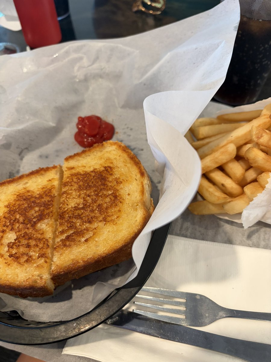 annbvsks's tweet photo. something about going to my favorite childhood diner and eating the same order i’ve had for 14 years the week before leaving for uni… https://t.co/Fz5eiCC20T