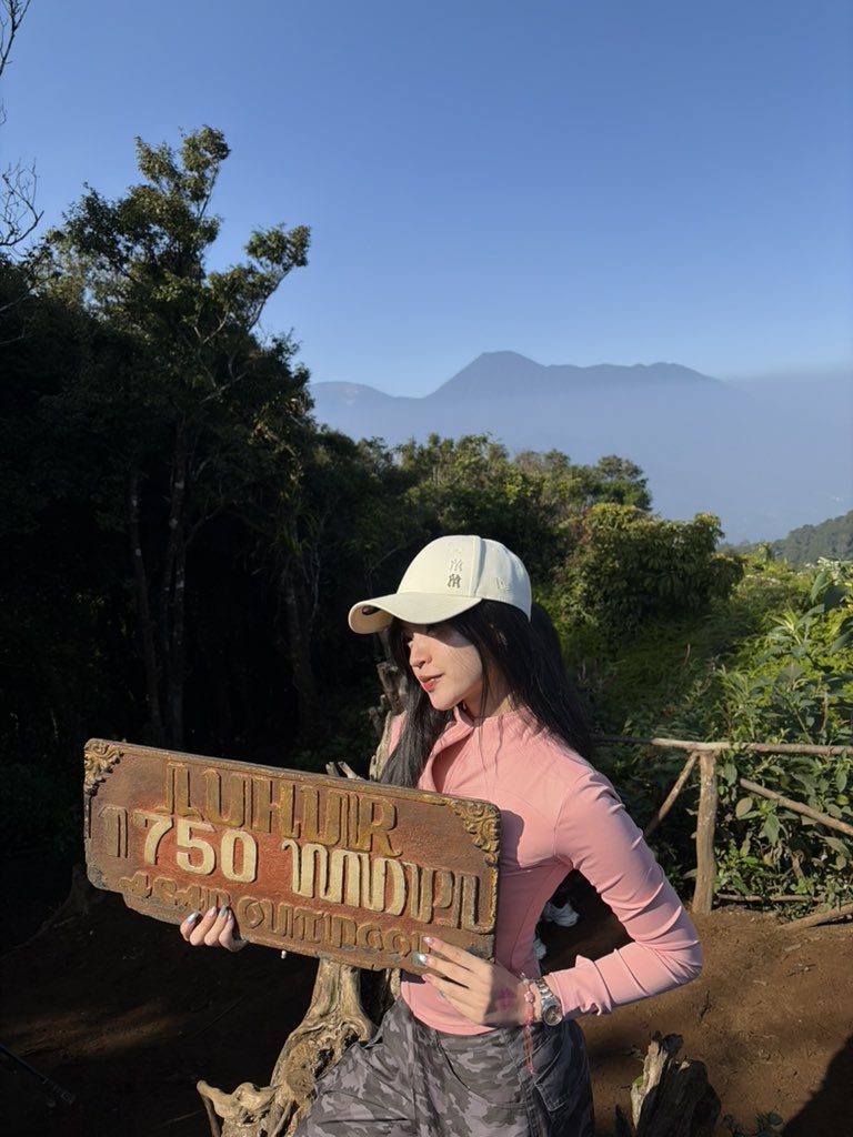 Y_CynthiaJKT48's tweet photo. Kamu udah ngapainnn? Aku udah selesai tek-tok an ⛰️ https://t.co/7vuy2eviKH