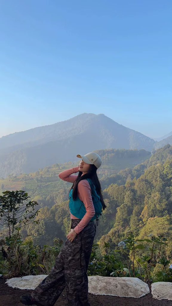 Y_CynthiaJKT48's tweet photo. Kamu udah ngapainnn? Aku udah selesai tek-tok an ⛰️ https://t.co/7vuy2eviKH