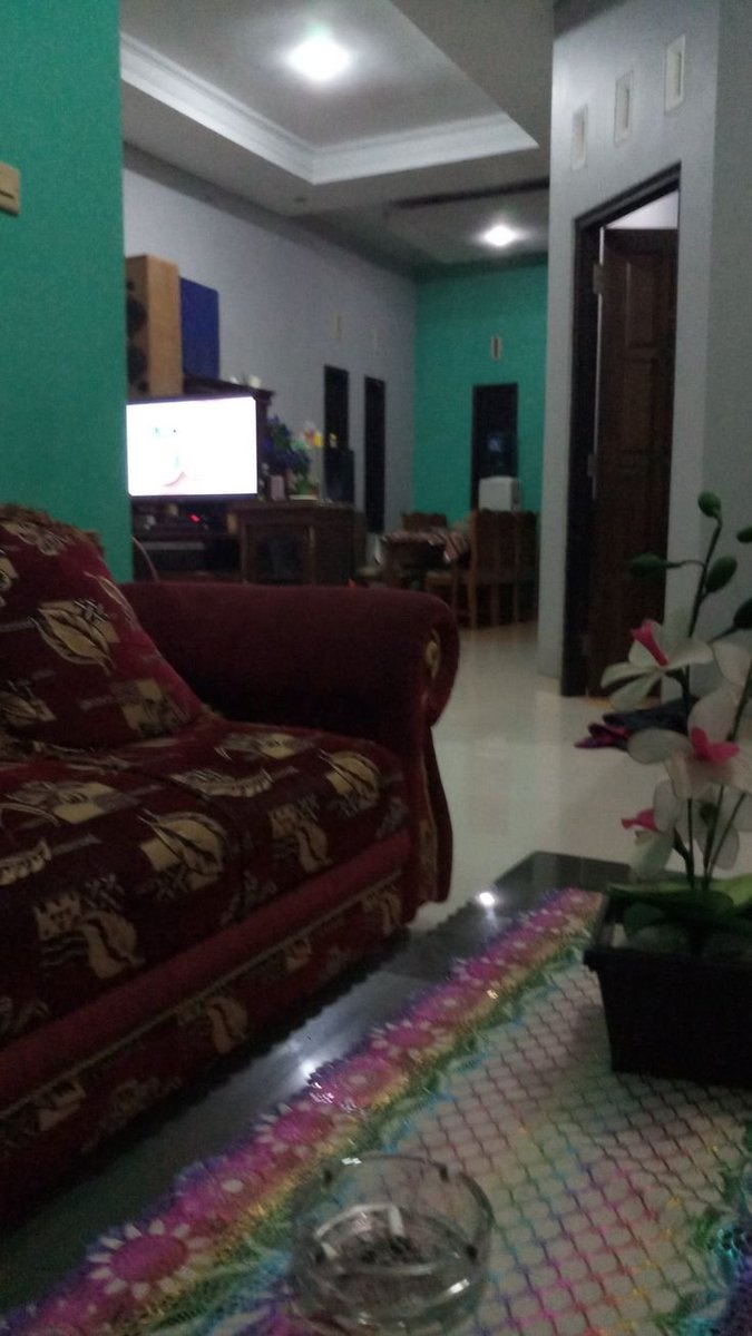 ciciantika999's tweet photo. Nyokap gue minta maaf ke gue tiga minggu lalu. Di ruang tengah, sambil nyetrika, gak sekali pun natap gue. Gue 24 tahun, IPK 3,48, nganggur sembilan bulan. Lamaran yang udah gue kirim 57. Tiap ada kumpulan keluarga, tante gue nanya hal yang sama terus, dan nyokap gue yang jawabin tiap kali. Abis minta maaf, dia matiin setrikanya dan ngambil amplop cokelat dari laci. Gue kira isinya tagihan. Ternyata bukan.

Isinya struk transfer, dikumpulin dari 2019 sampe 2023, ditumpuk rapi pake penjepit kertas. "Coba kamu jumlah," katanya. Gue itung pake kalkulator HP, dua kali, karena hitungan pertama gue gak yakin. 64 juta lebih dikit, belum termasuk uang pangkal semester awal yang struknya udah ilang. Terus dia bilang, "ibu bukan mau nagih. Ibu cuma mau bilang, ibu salah nanyanya selama ini."

Gue tanya, salah nanya gimana maksudnya. "Tiap kamu telepon bilang mau ikut kegiatan, ibu jawab apa?" Gue inget persis. Fokus kuliah aja, sayang ongkosnya, nanti nilaimu turun. "Nah. Ibu kirim segini banyak, tapi yang ibu tanyain tiap bulan cuma satu. IPK kamu berapa." Dia lipet baju yang udah disetrika, terus nambahin, "empat tahun, ibu gak pernah nanya kamu bisa ngerjain apa."

Gue tanya kenapa tiba-tiba kepikiran kayak gitu. "Anaknya Bu Tuti, si Wulan." Gue kenal Wulan, satu SMP sama gue. Nilainya biasa aja, kuliahnya sempet cuti setahun. "Dia udah kerja dari bulan Maret. Ibu ketemu Bu Tuti di posyandu, terus ibu nanya kok bisa cepet." Nyokap gue naruh setrikaannya dulu sebelum nerusin ceritanya.

"Kata Bu Tuti, Wulan itu dari semester tiga udah bantuin orang jualan online. Ngurusin pesanan, bikin caption, balesin chat pembeli." "Bu Tuti dulu sempet ngomel katanya, takut anaknya lulusnya kelamaan." "Pas interview, yang ditanyain justru itu semua. Bukan nilainya." Gue pengen bantah malem itu. Cuma pertanyaannya emang persis begitu, dan gue udah ditanya 57 kali.

Nyokap gue balik nanya, "kamu waktu interview ditanya apa aja sih?" Gue jawab apa adanya. Pernah pegang tanggung jawab apa, pernah ngadepin masalah apa, pernah mutusin sesuatu apa. "Terus kamu jawabnya gimana?" Gue bilang, ya skripsi. Sama tugas kelompok yang gue kerjain hampir sendirian. Dia gak nyaut apa-apa. Cuma narik napas, terus lanjut nyetrika lagi.

Ada satu hal yang bikin gue malu sampe sekarang. Selama ini kalo ditanya udah ngelamar berapa, gue selalu jawab belasan. Padahal 57. Gue kira kalo angkanya kedengeran dikit, gue keliatan gak gagal-gagal amat di mata orang rumah. Malem itu gue kelepasan nyebut angka aslinya. Nyokap gue cuma bilang, "kok kamu tahan-tahan sendiri sih segitu banyaknya."

Empat hari abis itu, dia naruh bungkusan di kasur gue, dibungkus plastik hitam. Isinya buku latihan interview, yang tiap pertanyaannya ada kolom kosong buat diisi sendiri. Dibeli dari uang yang harusnya buat servis mesin cuci, yang bocor dari bulan puasa kemarin. Gue sempet kesel waktu itu. Ngerasa kayak dianggep gak becus nyari kerja sendiri.

Sepuluh hari buku itu numpuk di meja, gak gue sentuh sama sekali. Yang bikin gue akhirnya buka juga sepele. Gue lagi nunggu balesan email yang gak dateng-dateng, terus bosen. Bab awalnya soal nyusun jawaban dari kejadian, bukan dari sifat. Di situ baru kebuka, empat tahun kuliah gue sebenernya punya bahan. Cuma gak pernah gue susun sekalipun.

Gue isi kolomnya sampe 11 halaman, dan cuma 4 yang layak diceritain pas interview. Sisanya ternyata emang kosong. Gue dateng kuliah, ngerjain tugas, terus pulang. Yang 4 itu isinya hal yang dulu gue anggep gak penting. Ngurusin pendaftaran acara jurusan, bantuin kakak tingkat ngerapiin data, dua kali gantiin temen presentasi mendadak. Ternyata itu yang ditanyain orang.

cc sheilaranava
