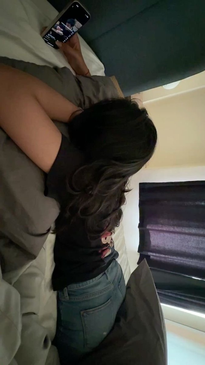 ciciantika999's tweet photo. Nyokap gue minta maaf ke gue tiga minggu lalu. Di ruang tengah, sambil nyetrika, gak sekali pun natap gue. Gue 24 tahun, IPK 3,48, nganggur sembilan bulan. Lamaran yang udah gue kirim 57. Tiap ada kumpulan keluarga, tante gue nanya hal yang sama terus, dan nyokap gue yang jawabin tiap kali. Abis minta maaf, dia matiin setrikanya dan ngambil amplop cokelat dari laci. Gue kira isinya tagihan. Ternyata bukan.

Isinya struk transfer, dikumpulin dari 2019 sampe 2023, ditumpuk rapi pake penjepit kertas. "Coba kamu jumlah," katanya. Gue itung pake kalkulator HP, dua kali, karena hitungan pertama gue gak yakin. 64 juta lebih dikit, belum termasuk uang pangkal semester awal yang struknya udah ilang. Terus dia bilang, "ibu bukan mau nagih. Ibu cuma mau bilang, ibu salah nanyanya selama ini."

Gue tanya, salah nanya gimana maksudnya. "Tiap kamu telepon bilang mau ikut kegiatan, ibu jawab apa?" Gue inget persis. Fokus kuliah aja, sayang ongkosnya, nanti nilaimu turun. "Nah. Ibu kirim segini banyak, tapi yang ibu tanyain tiap bulan cuma satu. IPK kamu berapa." Dia lipet baju yang udah disetrika, terus nambahin, "empat tahun, ibu gak pernah nanya kamu bisa ngerjain apa."

Gue tanya kenapa tiba-tiba kepikiran kayak gitu. "Anaknya Bu Tuti, si Wulan." Gue kenal Wulan, satu SMP sama gue. Nilainya biasa aja, kuliahnya sempet cuti setahun. "Dia udah kerja dari bulan Maret. Ibu ketemu Bu Tuti di posyandu, terus ibu nanya kok bisa cepet." Nyokap gue naruh setrikaannya dulu sebelum nerusin ceritanya.

"Kata Bu Tuti, Wulan itu dari semester tiga udah bantuin orang jualan online. Ngurusin pesanan, bikin caption, balesin chat pembeli." "Bu Tuti dulu sempet ngomel katanya, takut anaknya lulusnya kelamaan." "Pas interview, yang ditanyain justru itu semua. Bukan nilainya." Gue pengen bantah malem itu. Cuma pertanyaannya emang persis begitu, dan gue udah ditanya 57 kali.

Nyokap gue balik nanya, "kamu waktu interview ditanya apa aja sih?" Gue jawab apa adanya. Pernah pegang tanggung jawab apa, pernah ngadepin masalah apa, pernah mutusin sesuatu apa. "Terus kamu jawabnya gimana?" Gue bilang, ya skripsi. Sama tugas kelompok yang gue kerjain hampir sendirian. Dia gak nyaut apa-apa. Cuma narik napas, terus lanjut nyetrika lagi.

Ada satu hal yang bikin gue malu sampe sekarang. Selama ini kalo ditanya udah ngelamar berapa, gue selalu jawab belasan. Padahal 57. Gue kira kalo angkanya kedengeran dikit, gue keliatan gak gagal-gagal amat di mata orang rumah. Malem itu gue kelepasan nyebut angka aslinya. Nyokap gue cuma bilang, "kok kamu tahan-tahan sendiri sih segitu banyaknya."

Empat hari abis itu, dia naruh bungkusan di kasur gue, dibungkus plastik hitam. Isinya buku latihan interview, yang tiap pertanyaannya ada kolom kosong buat diisi sendiri. Dibeli dari uang yang harusnya buat servis mesin cuci, yang bocor dari bulan puasa kemarin. Gue sempet kesel waktu itu. Ngerasa kayak dianggep gak becus nyari kerja sendiri.

Sepuluh hari buku itu numpuk di meja, gak gue sentuh sama sekali. Yang bikin gue akhirnya buka juga sepele. Gue lagi nunggu balesan email yang gak dateng-dateng, terus bosen. Bab awalnya soal nyusun jawaban dari kejadian, bukan dari sifat. Di situ baru kebuka, empat tahun kuliah gue sebenernya punya bahan. Cuma gak pernah gue susun sekalipun.

Gue isi kolomnya sampe 11 halaman, dan cuma 4 yang layak diceritain pas interview. Sisanya ternyata emang kosong. Gue dateng kuliah, ngerjain tugas, terus pulang. Yang 4 itu isinya hal yang dulu gue anggep gak penting. Ngurusin pendaftaran acara jurusan, bantuin kakak tingkat ngerapiin data, dua kali gantiin temen presentasi mendadak. Ternyata itu yang ditanyain orang.

cc sheilaranava