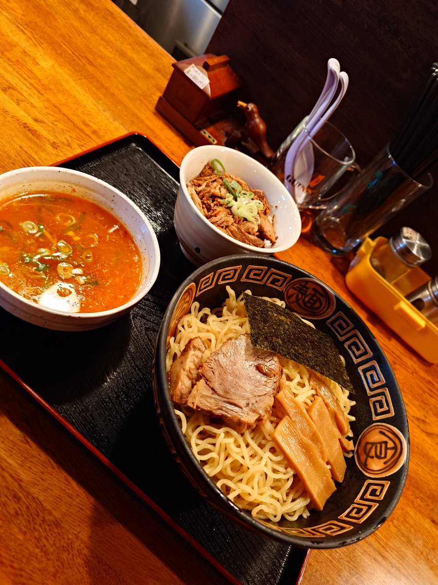 NineStar18's tweet photo. 静岡掛川🍜聖夜　ノエル

塩つけ麺　特盛　とうがらし油
チャーシュー丼

一口目から旨味塩味辛味酸味が全て堪能できる暑い日にバッチリな一杯🌶️細ちぢれ麺が良く合う、後半は香味油の辛味が減り別の旨味が香り飽きる事なく完食🤤甘味ほろほろのチャーシュー丼も最高🐖

#ノエルつけ麺 　#塩つけ麺 https://t.co/GFBZQAmBy9